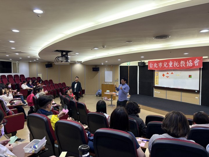 教師研習在正式演藝廳舉行,講師台上示範教具