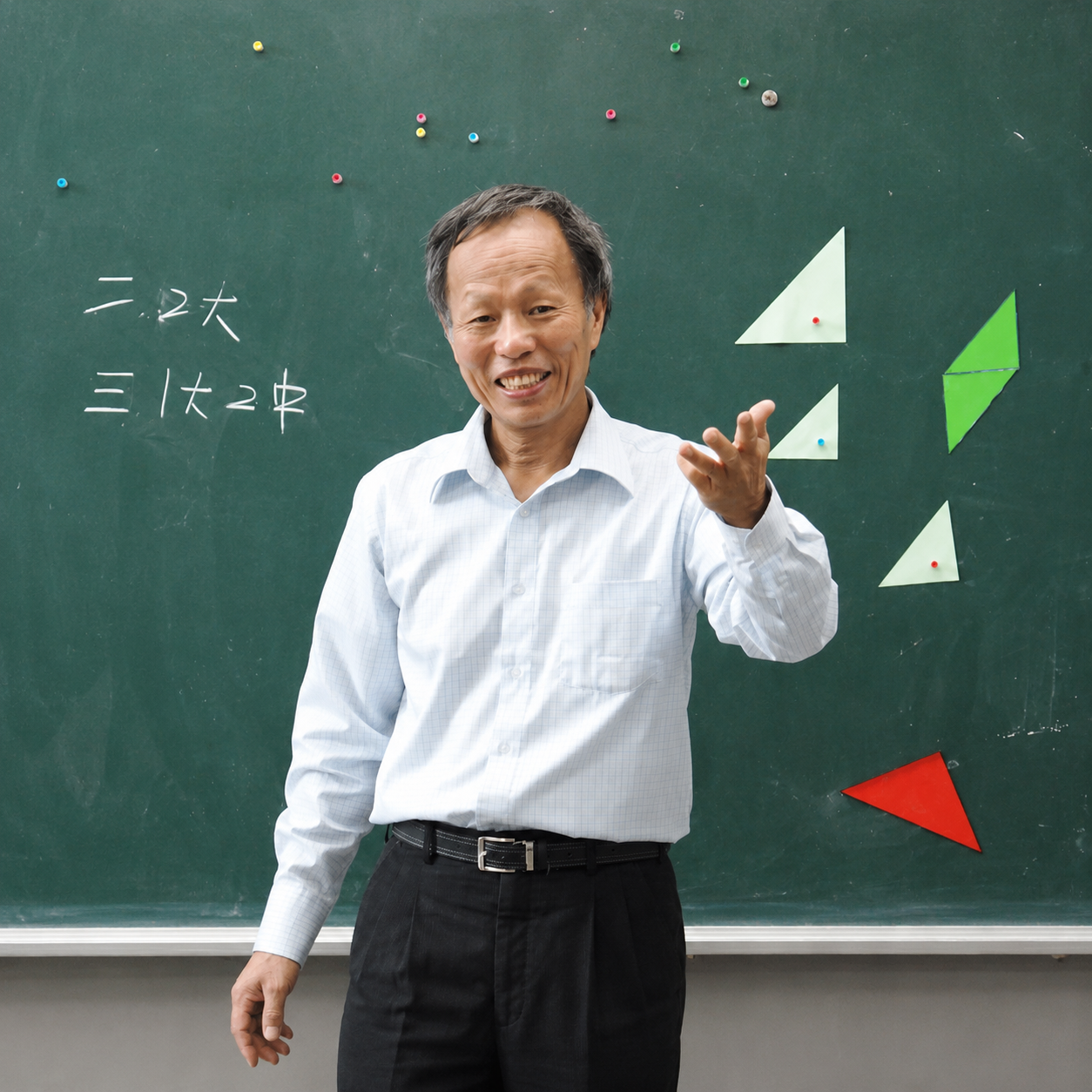 李勝義(大李老師)在黑板前講解幾何教具