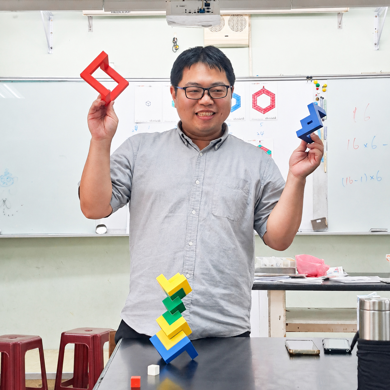 李俊賢(阿賢老師)展示立體積木作品
